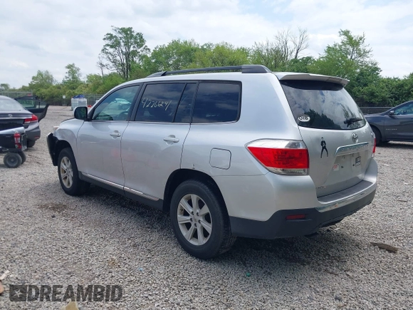 2013 Toyota Highlander z VIN 5TDZK3EH0DS127237, wystawiony jako IAAI lot #42266241 z przebiegiem 241 582 mil mil oraz . Historia ofert i sprzedaży dostępna na DreamBid. Obrazek 3.