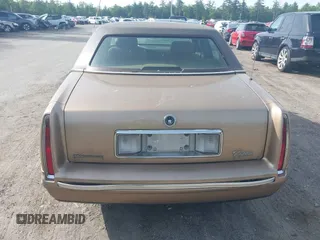 1998 Cadillac DeVille z VIN 1G6KD54Y3WU730001, wystawiony jako IAAI lot #42369702 z przebiegiem 88 540 mil mil oraz . Historia ofert i sprzedaży dostępna na DreamBid. Obrazek 6.