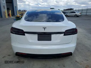 2022 Tesla Model S z VIN 5YJSA1E57NF474679, wystawiony jako Copart lot #56608285 z przebiegiem Nie podano mil oraz Szkoda całkowita • Salvage title. Historia ofert i sprzedaży dostępna na DreamBid. Obrazek 6.