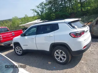 2024 Jeep Compass Latitude with VIN 3C4NJDBN4RT124422, listed as a IAAI auction lot 42152395 with 33,567 mi miles. Bid and sale history available at carsss.com. Image 14.