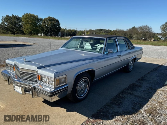1979 Cadillac Fleetwood z VIN 6B69S99265014, wystawiony jako Copart lot #77011414 z przebiegiem 80 673 mil mil oraz Czysty tytuł • Clean title. Historia ofert i sprzedaży dostępna na DreamBid. Obrazek 2.