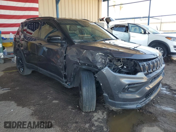 2024 Jeep Compass Latitude z VIN 3C4NJDBN2RT123706, wystawiony jako Copart lot #62509695 z przebiegiem 11 534 mil mil oraz Czysty tytuł • Clean title. Historia ofert i sprzedaży dostępna na DreamBid. Obrazek 4.