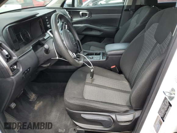2022 Kia Sorento LX z VIN 5XYRG4LC0NG103579, wystawiony jako Copart lot #58054925 z przebiegiem 101 407 mil mil oraz Szkoda całkowita • Salvage title. Historia ofert i sprzedaży dostępna na DreamBid. Obrazek 7.