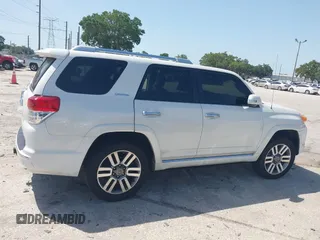 2013 Toyota 4Runner SR5 z VIN JTEBU5JR3D5135548, wystawiony jako IAAI lot #42279172 z przebiegiem 288 613 mil mil oraz . Historia ofert i sprzedaży dostępna na DreamBid. Obrazek 14.