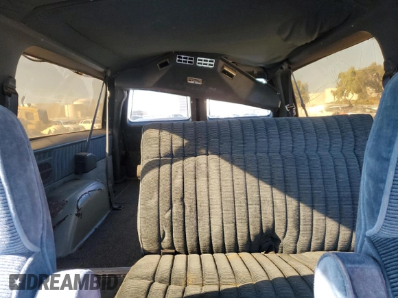 1991 GMC Suburban z VIN 1GKEV16K9MF510909, wystawiony jako Copart lot #81326004 z przebiegiem 216 778 mil mil oraz Tytuł czysty. Historia ofert i sprzedaży dostępna na DreamBid. Obrazek 10.