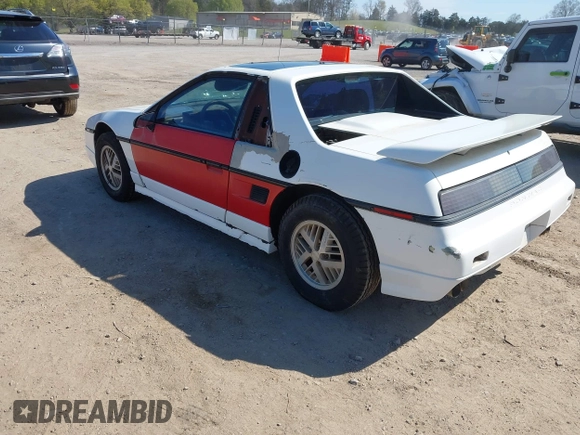 1986 Pontiac Fiero z VIN 1G2PF3790GP231392, wystawiony jako IAAI lot #41870267 z przebiegiem 156 718 mil mil oraz . Historia ofert i sprzedaży dostępna na DreamBid. Obrazek 3.