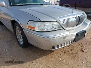 2007 Lincoln Town Car Signature z VIN 1LNHM81W77Y637564, wystawiony jako IAAI lot #42035072 z przebiegiem 121 357 mil mil oraz . Historia ofert i sprzedaży dostępna na DreamBid. Obrazek 6.