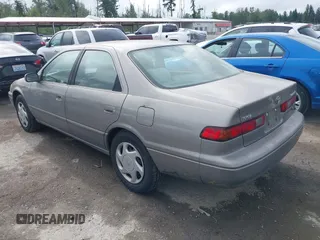 1998 Toyota Camry LE z VIN 4T1BF22K2WU042166, wystawiony jako IAAI lot #42416930 z przebiegiem 124 809 mil mil oraz . Historia ofert i sprzedaży dostępna na DreamBid. Obrazek 3.
