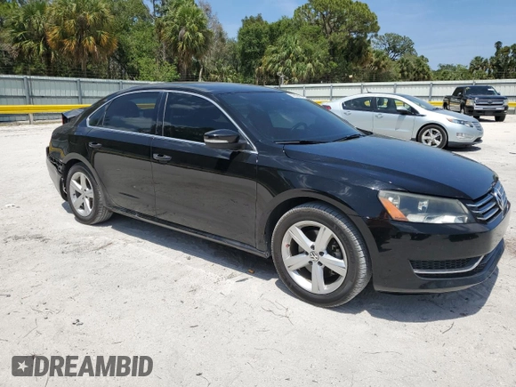 2014 Volkswagen Passat SE z VIN 1VWBT7A34EC077166, wystawiony jako Copart lot #57835415 z przebiegiem 121 814 mil mil oraz Szkoda całkowita • Salvage title. Historia ofert i sprzedaży dostępna na DreamBid. Obrazek 4.