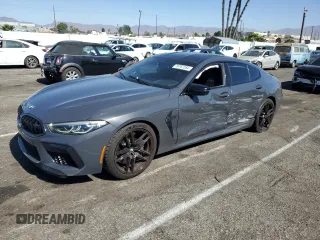 2020 BMW M8 Competition z VIN WBSGV0C06LCE26382, wystawiony jako Copart lot #76767284 z przebiegiem 40 795 mil mil oraz Szkody całkowita. Historia ofert i sprzedaży dostępna na DreamBid. Obrazek 1.