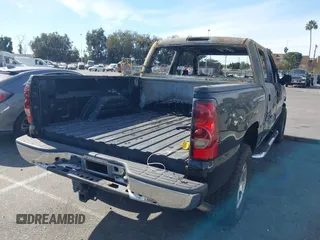 2005 Chevrolet Silverado 1500 LS z VIN 2GCEC13T051219853, wystawiony jako IAAI lot #41124114 z przebiegiem Nie podano mil oraz . Historia ofert i sprzedaży dostępna na DreamBid. Obrazek 4.