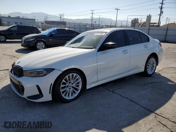 2023 BMW 3 Series 330i z VIN 3MW69FF08P8D73326, wystawiony jako Copart lot #57511995 z przebiegiem Nie podano mil oraz Czysty tytuł • Clean title. Historia ofert i sprzedaży dostępna na DreamBid. Obrazek 1.