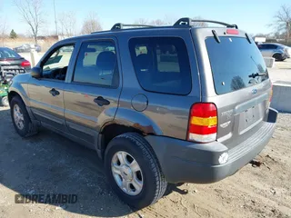 2004 Ford Escape XLT with VIN 1FMYU03164KB22170, listed as a IAAI auction lot 41991801 with 170,492 mi miles. Bid and sale history available at carsss.com. Image 3.