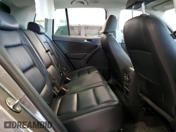 2011 Volkswagen Tiguan SEL z VIN WVGBV7AXXBW559663, wystawiony jako Copart lot #52307905 z przebiegiem 125 263 mil mil oraz Szkoda całkowita • Salvage title. Historia ofert i sprzedaży dostępna na DreamBid. Obrazek 10.