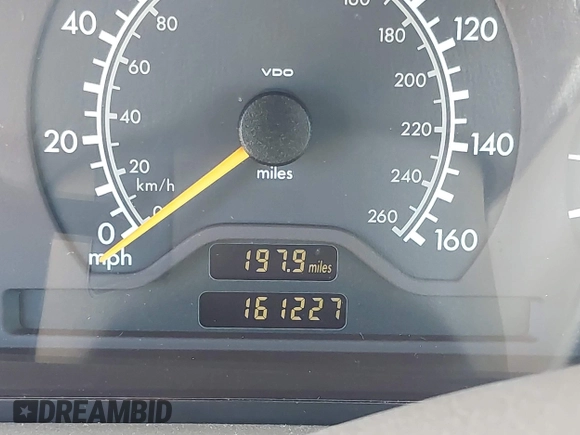 2000 Mercedes-Benz C 230/260/280/320 z VIN WDBHA29G1YA802945, wystawiony jako IAAI lot #42524661 z przebiegiem 161 227 mil mil oraz . Historia ofert i sprzedaży dostępna na DreamBid. Obrazek 7.