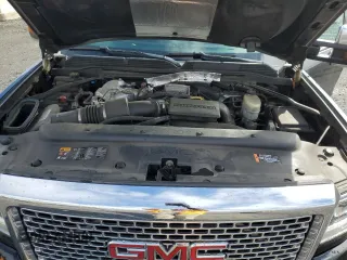 2017 GMC Sierra 2500HD Denali z VIN 1GT12UEY0HF114366, wystawiony jako Copart lot #54540275 z przebiegiem 78 066 mil mil oraz Szkoda całkowita • Salvage title. Historia ofert i sprzedaży dostępna na DreamBid. Obrazek 11.