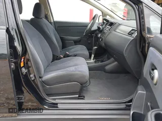 2009 Nissan Versa S z VIN 3N1BC13E49L480172, wystawiony jako IAAI lot #42349573 z przebiegiem 156 811 mil mil oraz . Historia ofert i sprzedaży dostępna na DreamBid. Obrazek 5.