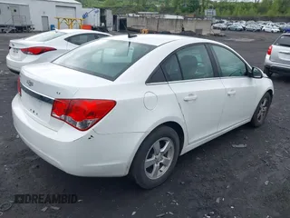 2014 Chevrolet Cruze 1LT z VIN 1G1PC5SBXE7435942, wystawiony jako IAAI lot #42181212 z przebiegiem 113 476 mil mil oraz . Historia ofert i sprzedaży dostępna na DreamBid. Obrazek 4.