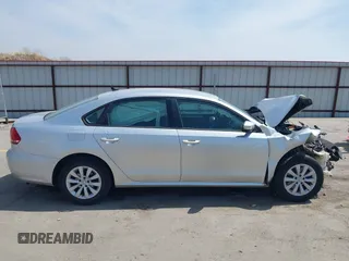 2015 Volkswagen Passat Limited Edition Edition z VIN 1VWAT7A3XFC015946, wystawiony jako IAAI lot #42060329 z przebiegiem 162 981 mil mil oraz . Historia ofert i sprzedaży dostępna na DreamBid. Obrazek 14.
