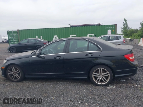 2013 Mercedes-Benz C 300 Sport z VIN WDDGF8AB0DR263382, wystawiony jako IAAI lot #42601043 z przebiegiem 106 154 mil mil oraz . Historia ofert i sprzedaży dostępna na DreamBid. Obrazek 14.