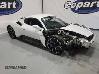 2022 Maserati MC20 z VIN ZAM24BXA9N0379820, wystawiony jako Copart lot #60504114 z przebiegiem 1962 mil mil oraz Szkoda całkowita • Salvage title. Historia ofert i sprzedaży dostępna na DreamBid. Obrazek 4.