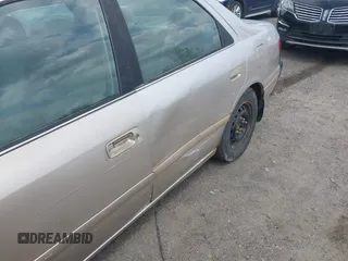 2000 Toyota Camry LE z VIN 4T1BF22K5YU938013, wystawiony jako IAAI lot #42477316 z przebiegiem 239 736 mil mil oraz . Historia ofert i sprzedaży dostępna na DreamBid. Obrazek 6.