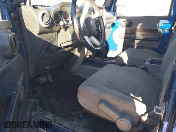 2009 Jeep Wrangler Sahara z VIN 1J4FA54199L722192, wystawiony jako IAAI lot #41619305 z przebiegiem 105 545 mil mil oraz . Historia ofert i sprzedaży dostępna na DreamBid. Obrazek 8.