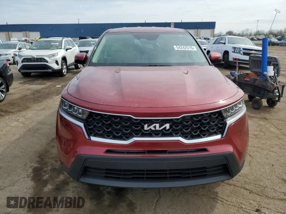 2023 Kia Sorento LX z VIN 5XYRG4LC6PG193615, wystawiony jako Copart lot #54242515 z przebiegiem 26 776 mil mil oraz Szkoda całkowita • Salvage title. Historia ofert i sprzedaży dostępna na DreamBid. Obrazek 5.
