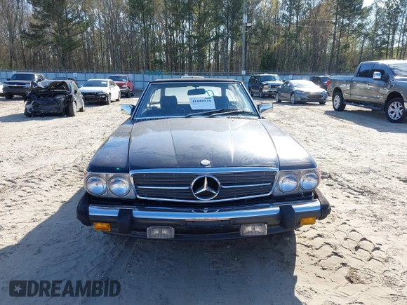 1986 Mercedes-Benz 560 SL z VIN WDBBA48D2GA055024, wystawiony jako IAAI lot #41888928 z przebiegiem 118 569 mil mil oraz . Historia ofert i sprzedaży dostępna na DreamBid. Obrazek 6.