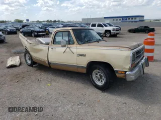 1987 Dodge Trucks z VIN 1B7HD14TXHS334781, wystawiony jako Copart lot #69347244 z przebiegiem 69 244 mil mil oraz Szkody całkowita. Historia ofert i sprzedaży dostępna na DreamBid. Obrazek 4.