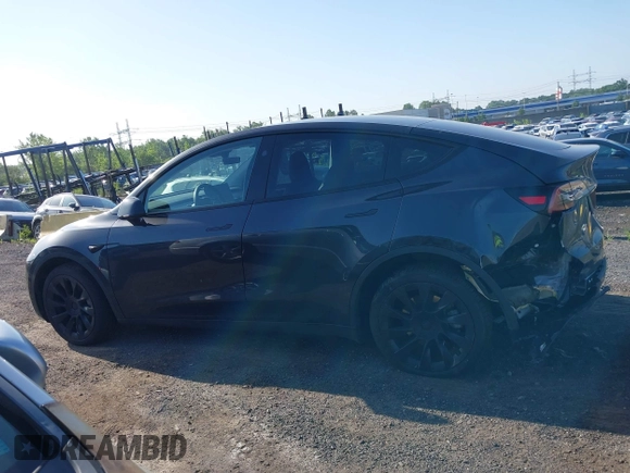 2024 Tesla Model Y z VIN 7SAYGDED8RF158878, wystawiony jako IAAI lot #42514586 z przebiegiem 18 594 mil mil oraz . Historia ofert i sprzedaży dostępna na DreamBid. Obrazek 14.
