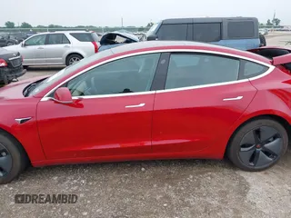 2018 Tesla Model 3 Long Range Battery z VIN 5YJ3E1EB8JF119898, wystawiony jako IAAI lot #42297445 z przebiegiem 29 555 mil mil oraz . Historia ofert i sprzedaży dostępna na DreamBid. Obrazek 14.