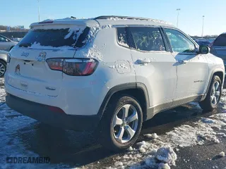 2021 Jeep Compass Altitude with VIN 3C4NJCBB4MT592370, listed as a IAAI auction lot 41263943 with 61,612 mi miles. Bid and sale history available at carsss.com. Image 4.