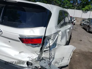 2015 Toyota Highlander LE z VIN 5TDBKRFH6FS094959, wystawiony jako IAAI lot #42335431 z przebiegiem 110 778 mil mil oraz . Historia ofert i sprzedaży dostępna na DreamBid. Obrazek 20.