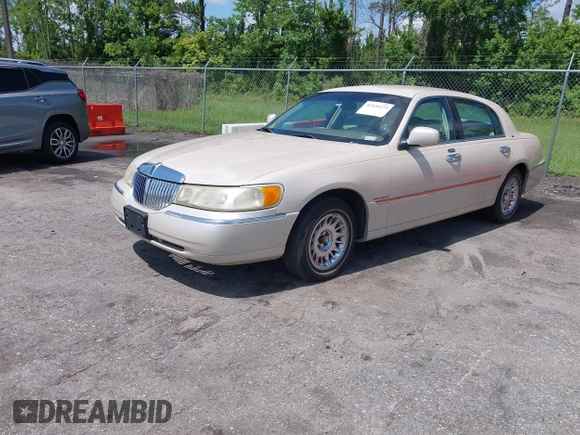 2001 Lincoln Town Car Cartier z VIN 1LNHM83W81Y688740, wystawiony jako IAAI lot #42526475 z przebiegiem 256 179 mil mil oraz . Historia ofert i sprzedaży dostępna na DreamBid. Obrazek 2.