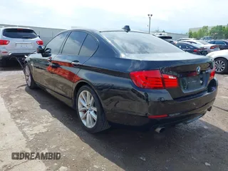 2011 BMW 5 Series 535i z VIN WBAFR7C50BC802210, wystawiony jako IAAI lot #42172097 z przebiegiem 148 983 mil mil oraz . Historia ofert i sprzedaży dostępna na DreamBid. Obrazek 3.