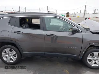 2022 Jeep Compass Latitude z VIN 3C4NJDBB2NT176163, wystawiony jako IAAI lot #42042396 z przebiegiem 174 025 mil mil oraz . Historia ofert i sprzedaży dostępna na DreamBid. Obrazek 13.