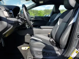 2025 Toyota Camry LE z VIN 4T1DAACK3SU079723, wystawiony jako Copart lot #52720165 z przebiegiem 5800 mil mil oraz Szkoda całkowita • Salvage title. Historia ofert i sprzedaży dostępna na DreamBid. Obrazek 7.