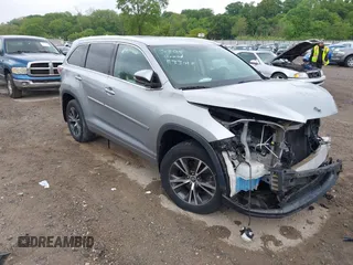 2016 Toyota Highlander XLE z VIN 5TDJKRFH7GS321461, wystawiony jako IAAI lot #42233669 z przebiegiem 39 409 mil mil oraz . Historia ofert i sprzedaży dostępna na DreamBid. Obrazek 1.