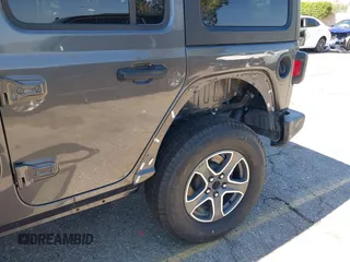 2022 Jeep Wrangler Unlimited Sport S z VIN 1C4HJXDG6NW134306, wystawiony jako IAAI lot #42206796 z przebiegiem 45 303 mil mil oraz . Historia ofert i sprzedaży dostępna na DreamBid. Obrazek 6.