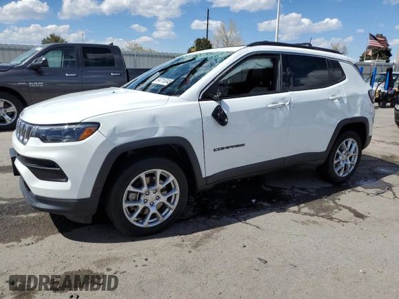 2023 Jeep Compass Latitude Lux с VIN 3C4NJDFN3PT517934, выставлен на аукционе Copart как лот 54015345 с пробегом 13 279 миль миль и Списание • Salvage title. История ставок и продаж доступна на DreamBid. Изображение 1.