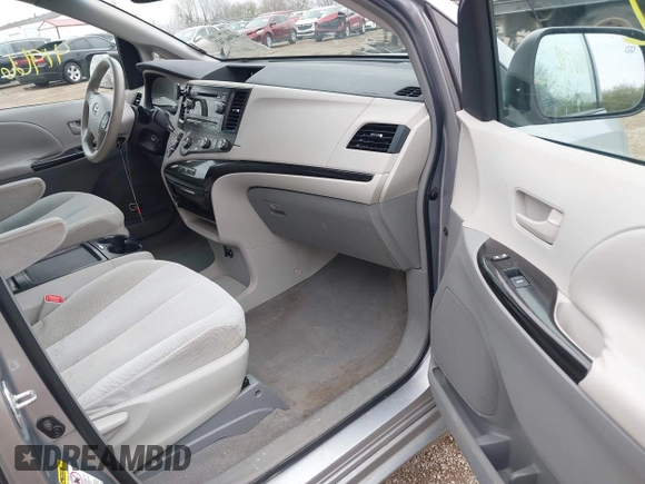 2011 Toyota Sienna LE AAS with VIN 5TDKK3DC4BS085658, listed as a IAAI auction lot 41966742 with 276,899 mi miles. Bid and sale history available at carsss.com. Image 5.