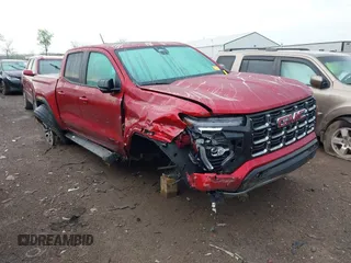 2024 GMC Canyon 4WD AT4 z VIN 1GTP6DEK5R1152863, wystawiony jako IAAI lot #42114275 z przebiegiem 21 584 mil mil oraz . Historia ofert i sprzedaży dostępna na DreamBid. Obrazek 1.