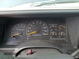 1999 GMC Suburban z VIN 1GKGK26J6XJ771768, wystawiony jako Copart lot #66300974 z przebiegiem 181 048 mil mil oraz Szkody całkowita. Historia ofert i sprzedaży dostępna na DreamBid. Obrazek 9.