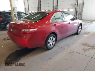 2007 Toyota Camry CE z VIN 4T4BE46K37R004090, wystawiony jako IAAI lot #42028376 z przebiegiem 110 803 mil mil oraz . Historia ofert i sprzedaży dostępna na DreamBid. Obrazek 4.