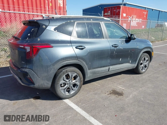 2024 Kia Seltos S z VIN KNDEUCAA1R7606866, wystawiony jako IAAI lot #41860017 z przebiegiem 15 384 mil mil oraz . Historia ofert i sprzedaży dostępna na DreamBid. Obrazek 4.