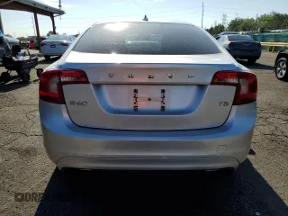 2014 Volvo S60 T5 z VIN YV1612FS0E1292871, wystawiony jako Copart lot #60105755 z przebiegiem 122 279 mil mil oraz Czysty tytuł • Clean title. Historia ofert i sprzedaży dostępna na DreamBid. Obrazek 6.