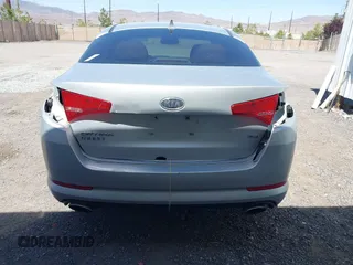 2012 Kia Optima LX z VIN 5XXGM4A77CG055280, wystawiony jako IAAI lot #42360110 z przebiegiem 151 519 mil mil oraz . Historia ofert i sprzedaży dostępna na DreamBid. Obrazek 6.