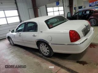 2007 Lincoln Town Car Signature Limited z VIN 1LNHM82WX7Y628758, wystawiony jako Copart lot #55057565 z przebiegiem 101 057 mil mil oraz Szkoda całkowita • Salvage title. Historia ofert i sprzedaży dostępna na DreamBid. Obrazek 2.