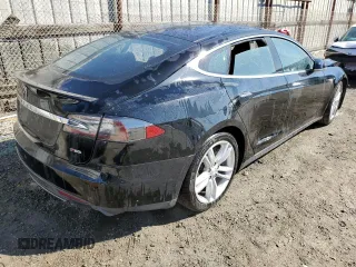 2014 Tesla Model S 60 with VIN 5YJSA1H10EFP58650, listed as a Copart auction lot 45325375 with 105,603 mi miles and Salvage Title. Bid and sale history available at DreamBid. Image 3.
